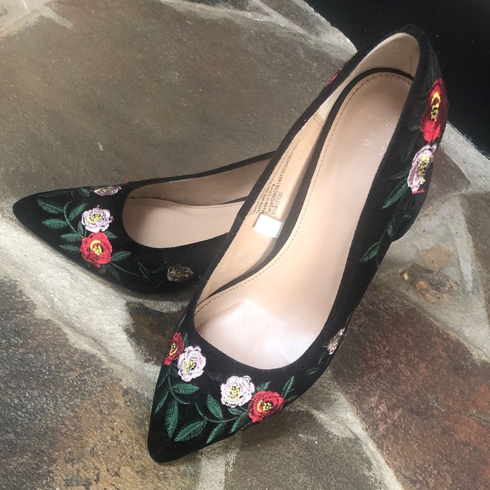 Floral Embroidered Black Pumps